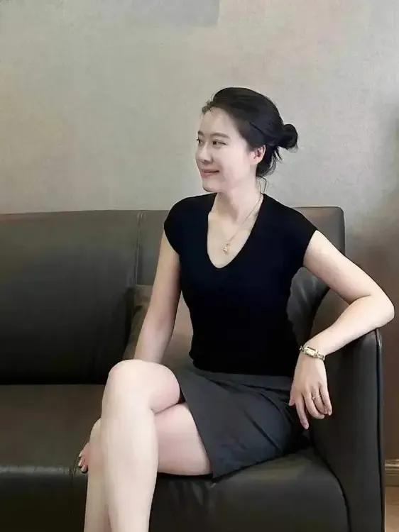 这位优雅的美女阿姨，你能猜出她的真实年龄吗？