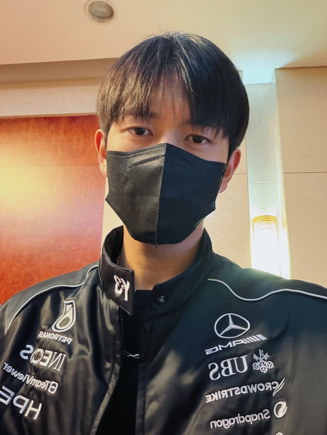 李现的一组日常～“就不给看全脸系列…气温回升，开启路跑。北京到了最舒服的气温，却