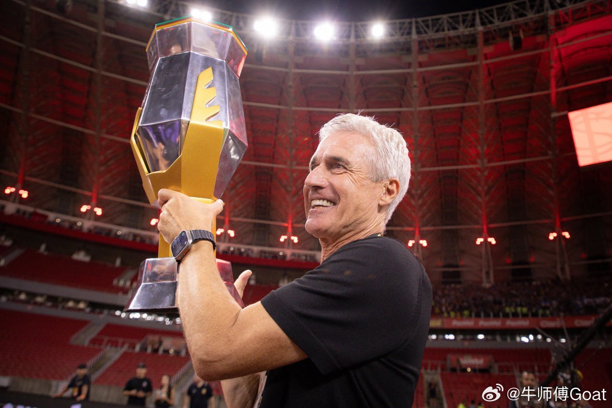 C罗和利雅得 恭喜老帅卡斯特罗率领格雷米奥拿下巴高联冠军 