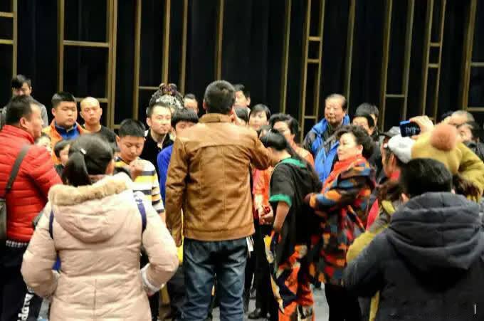 四面八方全是俄军，泽连斯基警告乌处境不妙，紧急喊话美西方帮助乌实现停火，这次他真