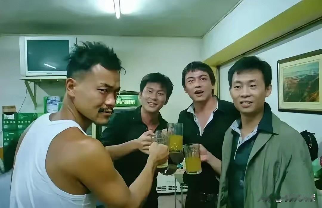 很早的时候，
廖凡李晨杨烁张铎在一起喝酒，
那时候李晨张铎非常帅，
只是没有现在