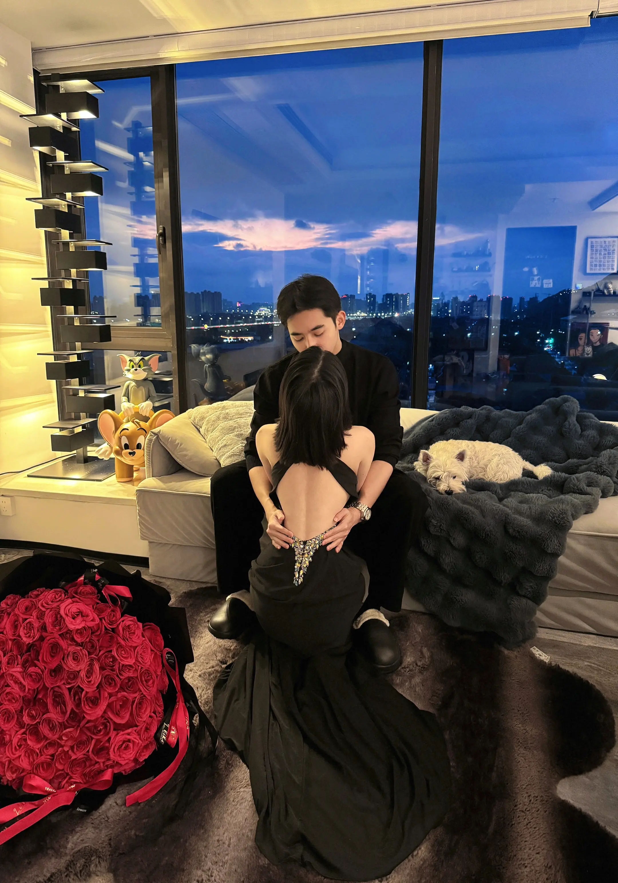 有这样一个家 每天晚上在等着我下班。入夜的家 确实迷人 每一处都刚刚好...