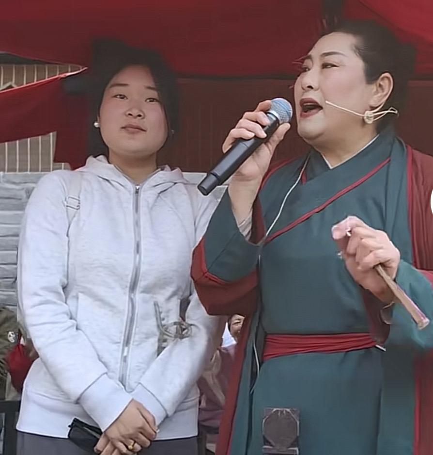 开封“王婆说媒”爆火！

一年促成四五十对姻缘，这是什么概念？

近日，河南开封