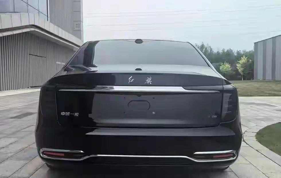 这款车型如果我们只看后尾部确实是非常丝滑，把奥迪A六都给比下去，他真正的实力应该