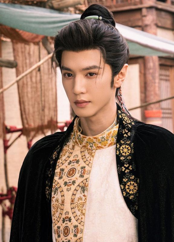 一直挺费解陈哲远的发展状态。如今已然三十岁，外形出众、表演氛围感十足，却始终处于