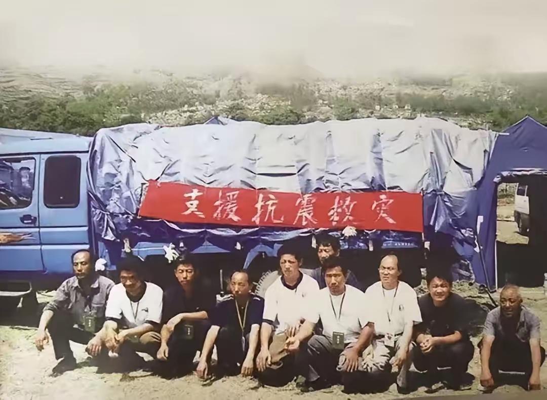 [月亮]10个山东大汉吃饭，却只点了俩最便宜的素菜，老板娘满脸鄙夷。谁料，当她看