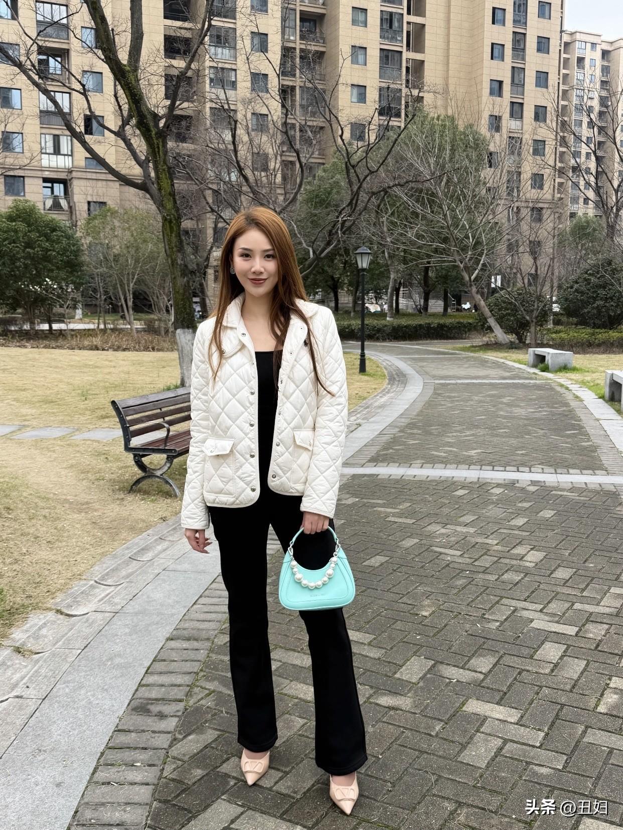 她们皮肤清清爽爽，眉眼自然舒展，笑起来眼底坦荡，没有算计和疲惫。头发不一定要精心