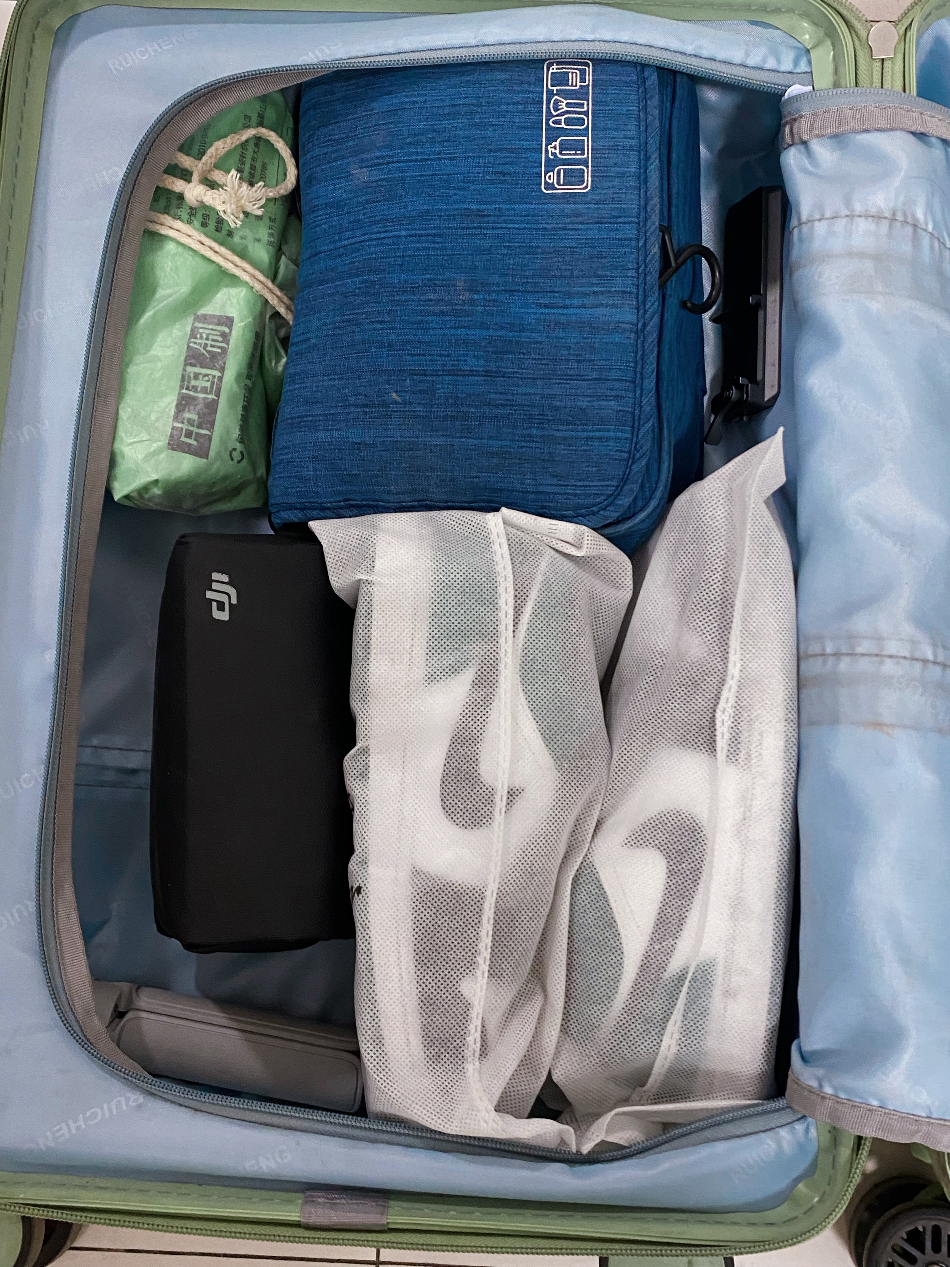 头大了！！明天出差，一个多周…带了四套衣服，还要带些零零散散的日常用品和拍摄器材