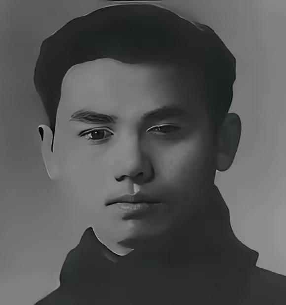 吴石将军的儿子吴韶成今年80多岁，住在郑州老小区里。两居室全是水泥地，窗框掉漆，