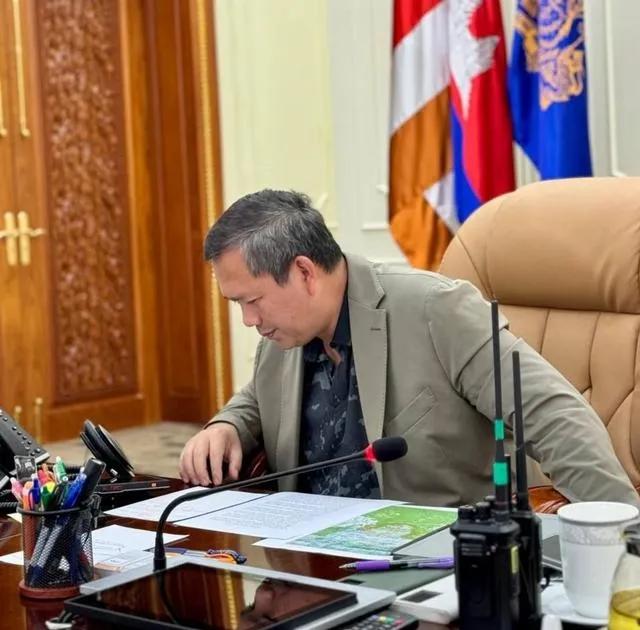 柬泰冲突后，柬埔寨首相洪玛奈日理万机，头发都白了很多。洪玛奈称“白发增多、看起来