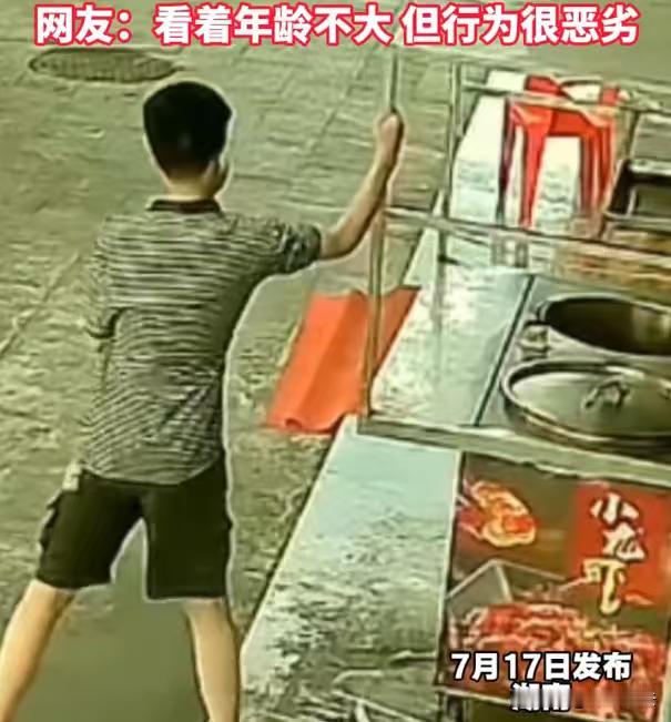 湖南，一个男孩经过一个卖卤味的餐车旁边，这孩子真的是太顽劣了，尝试把餐车推倒。第