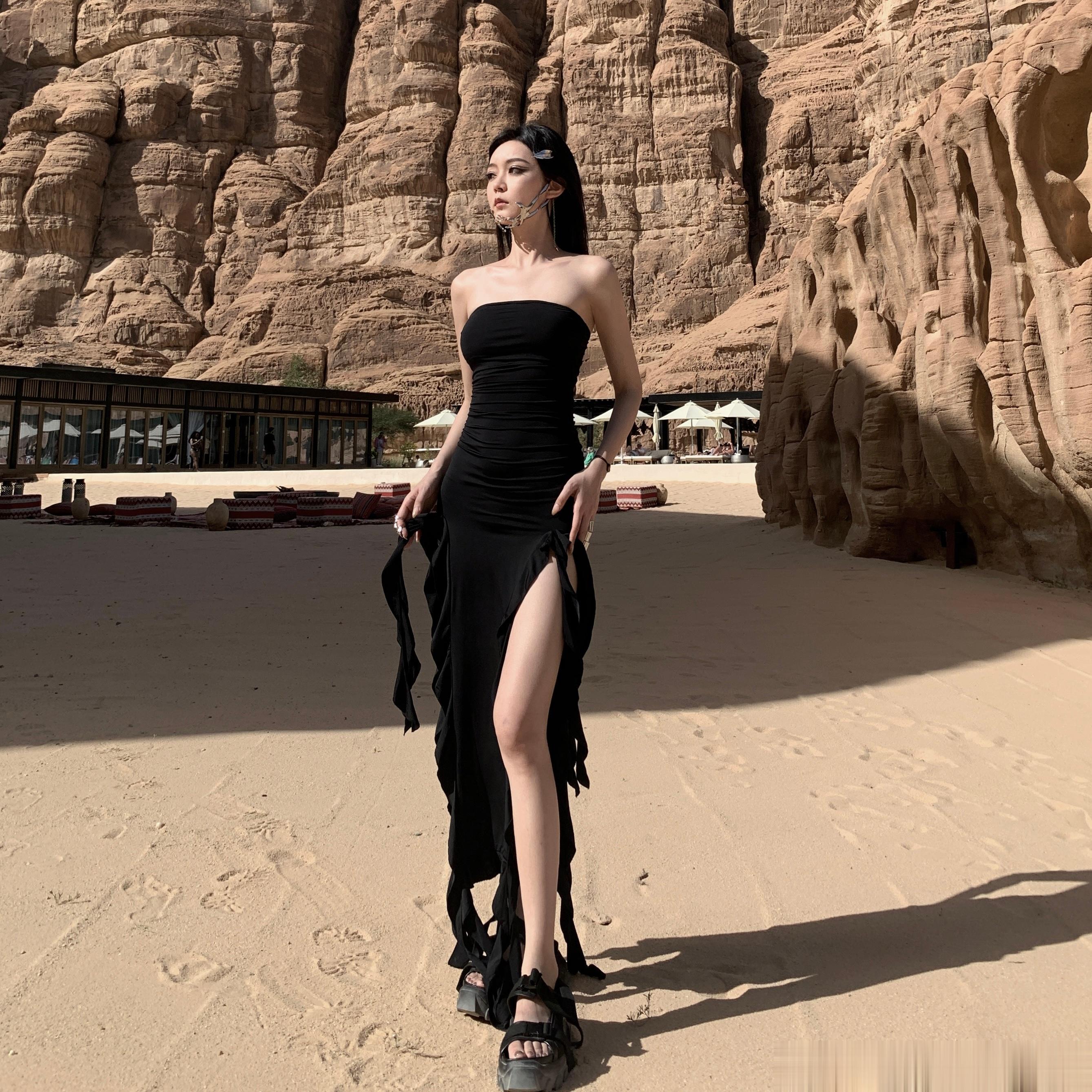 很特别的设计款抹胸连衣裙2月去麻袋的时候也带上穿了 也很适合海边 出去玩儿～高弹