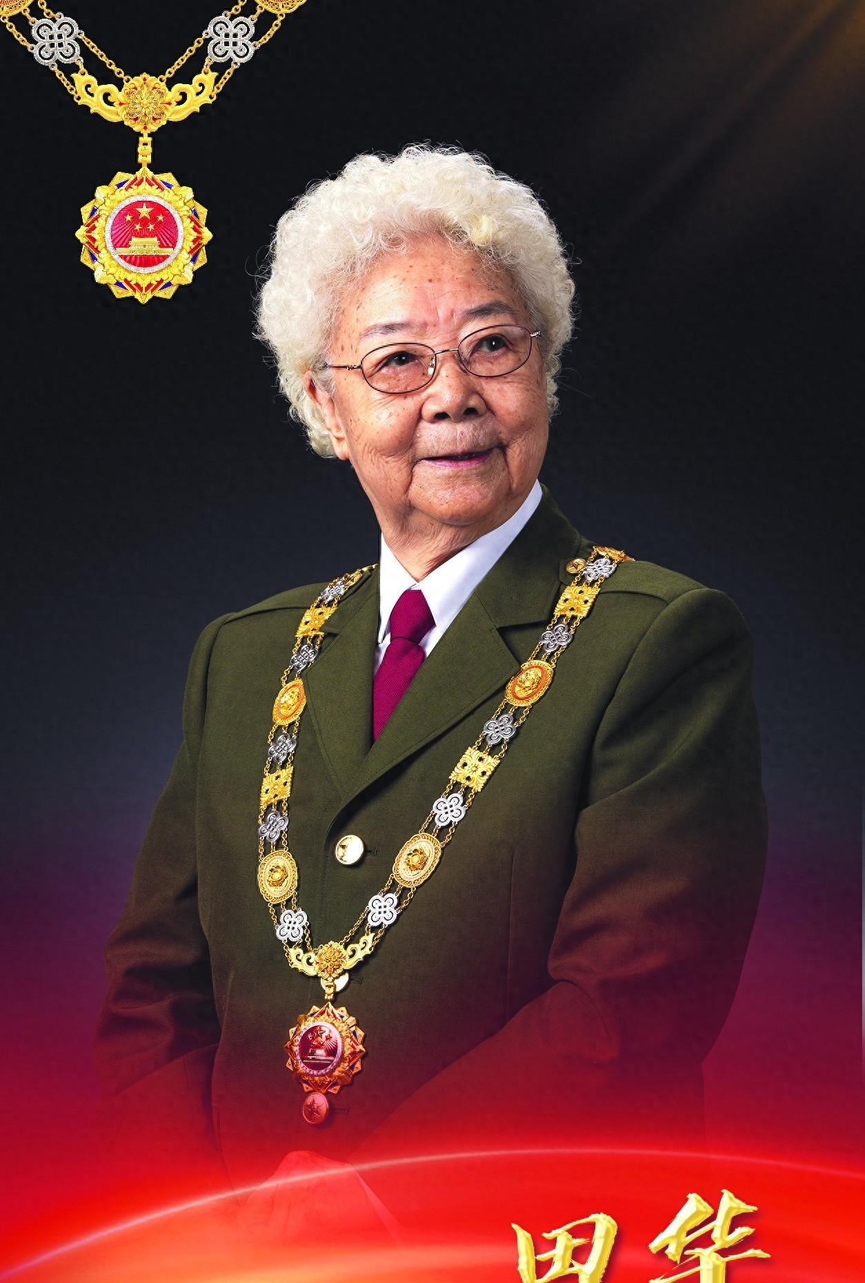 田华老师以行动为笔，书写艺德篇章，坚守底线如磐。面对重金诱惑，她不为所动，一句“