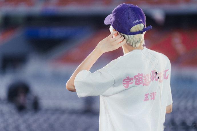 王源暹罗猫发色王源太原站新发色 这个发色简直是舞台氛围神器！像暹罗猫的毛色一样独