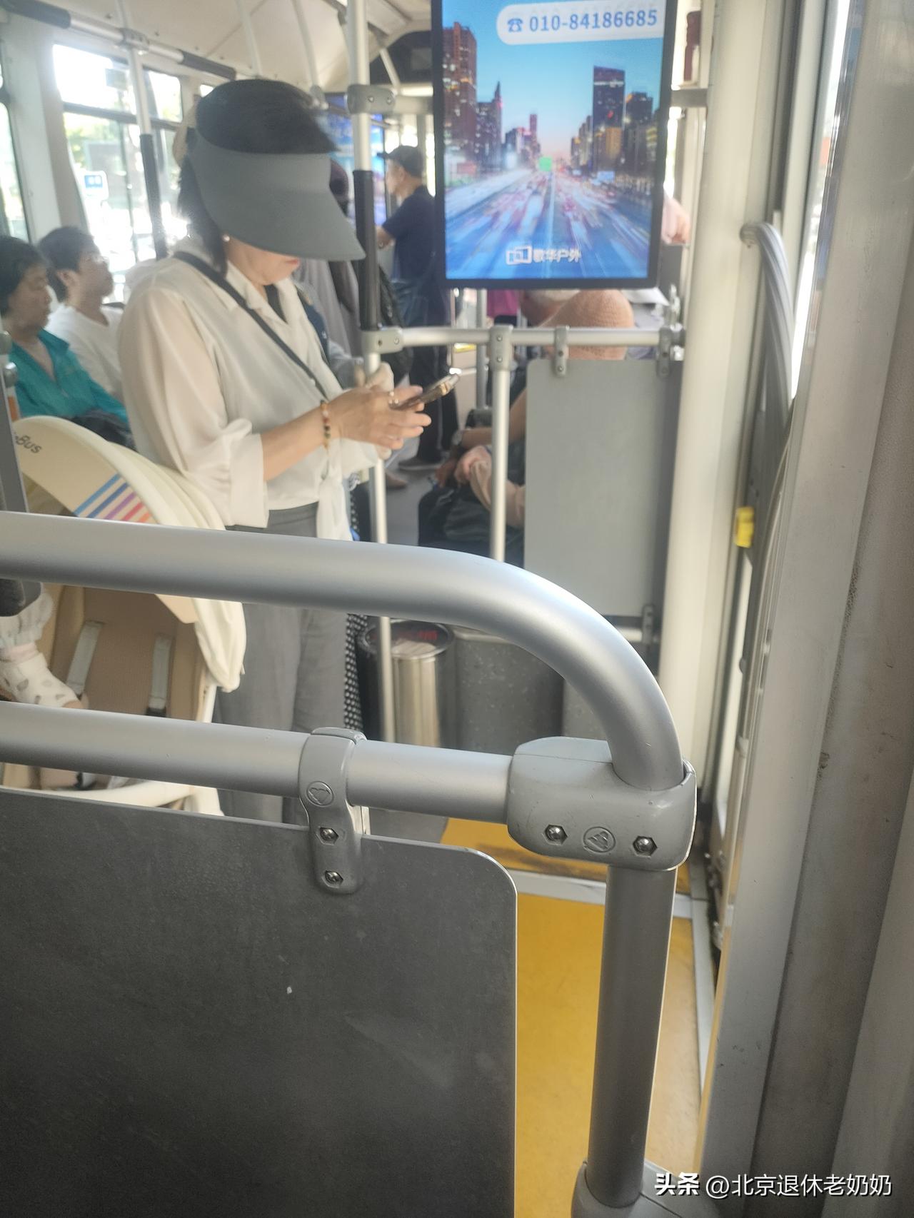 我是一名北京退休老人，平时不怎么乘公交出门，今天早上七点多欲乘466外出办事，赶