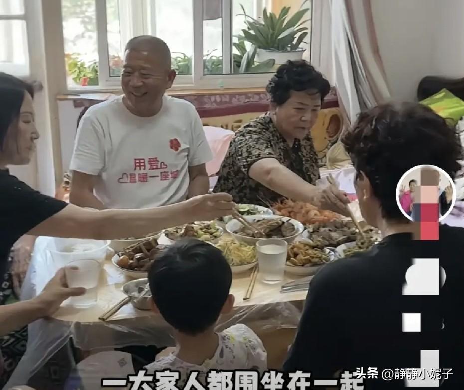 看老黄在山东的日子，逢年过节家里一堆人，热热闹闹，房子也宽敞。

搬到南京后，冷