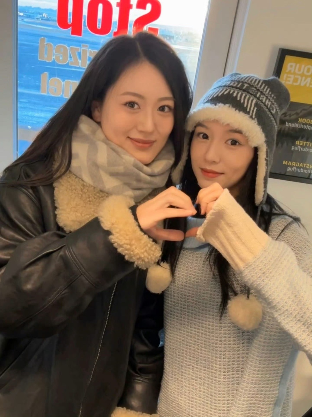 网友冰岛偶遇周也还比心合照状态也太好了吧冰岛偶遇周也