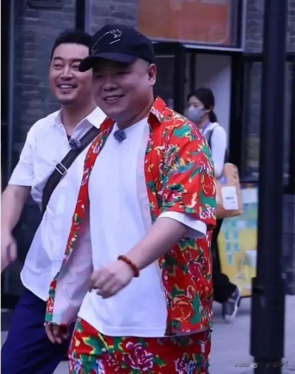 岳云鹏对徒弟主打平等雨露均沾，昨天刚发了带着刘筱亭一起录制的《是好朋友的周末》宣