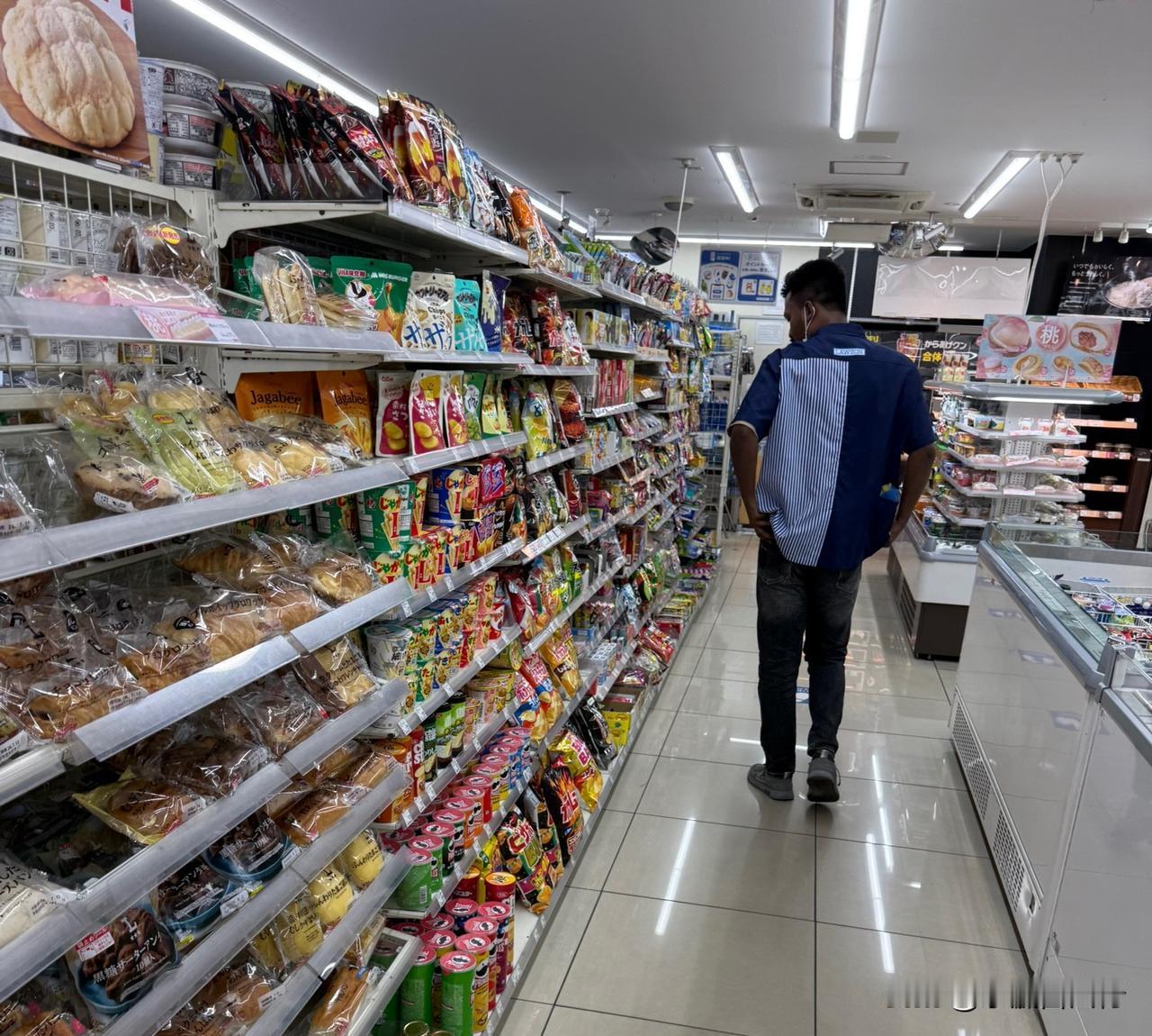 尼泊尔人在日本越来越多。
便利店、酒店前台或清扫的，随处可见尼泊尔人。
在日光一