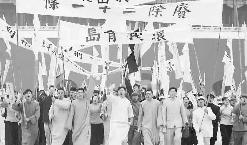 1919年5月4日，由于不满北洋政府与日本签订了丧权辱国的二十一条，北京爆发了大