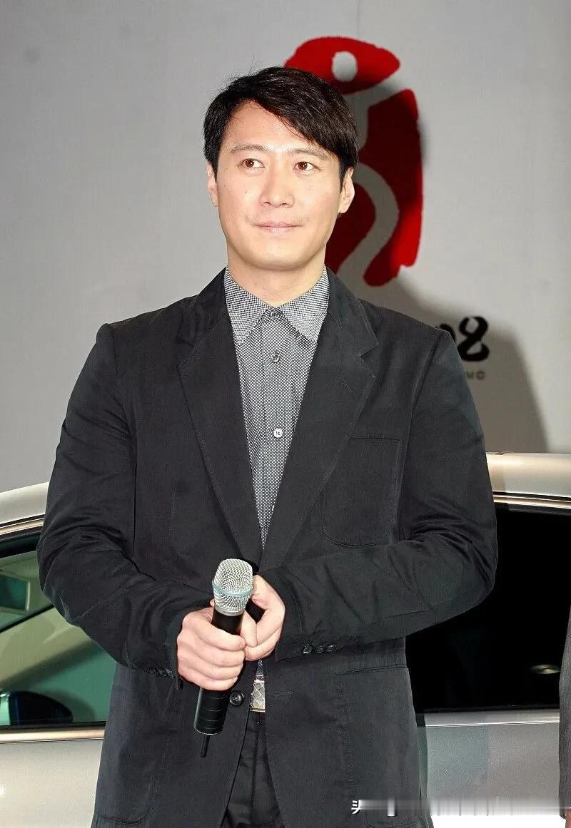 杨澜在采访中询问黎明：“你有过刻骨铭心的爱情吗？”
黎明立即回答说：“是的，我曾