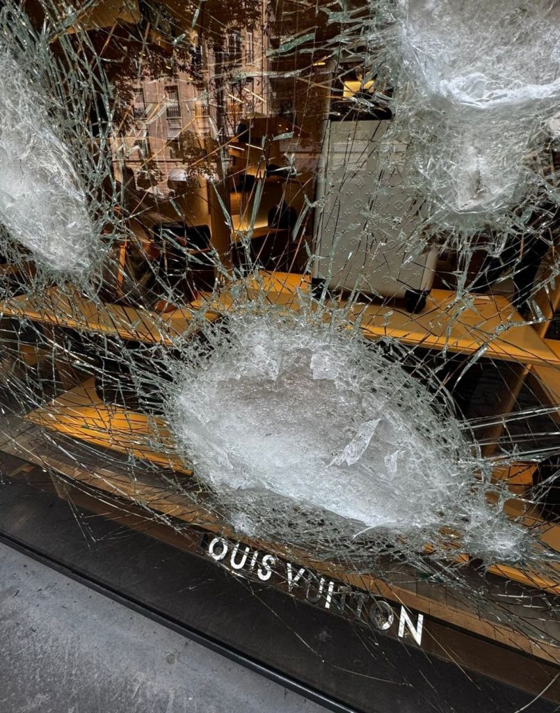 革命老区的原生品牌还是很懂啊，LV旗舰店的玻璃厚度惊人，没有火器或者是仅有轻武器