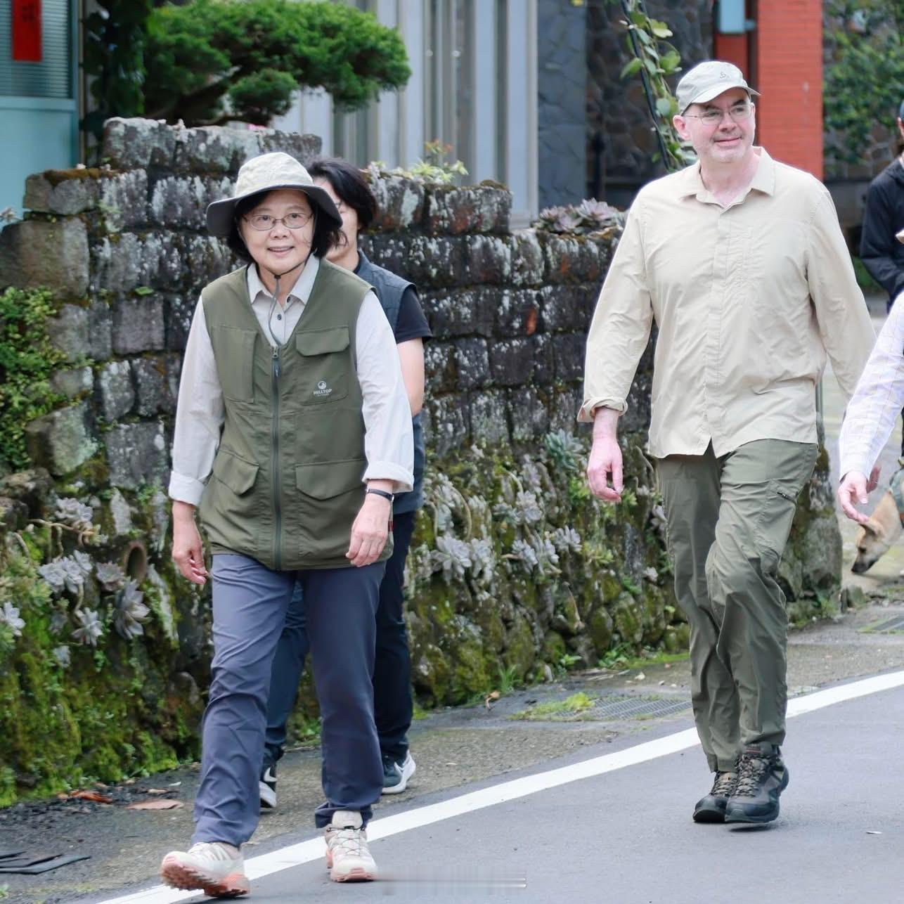 美国在台协会的谷立言与蔡英文相约爬山。谷立言称，沿途畅谈美国与台湾在这十年的进步