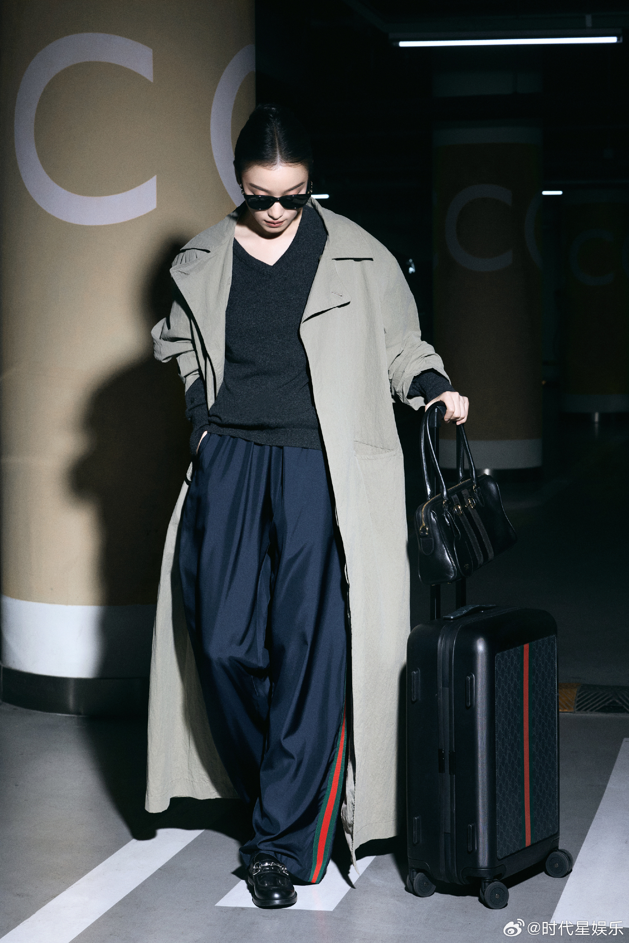 倪妮 米兰出发图获赞 米兰时装周启程，浅卡其风衣裹挟随性气息，Gucci经典标识