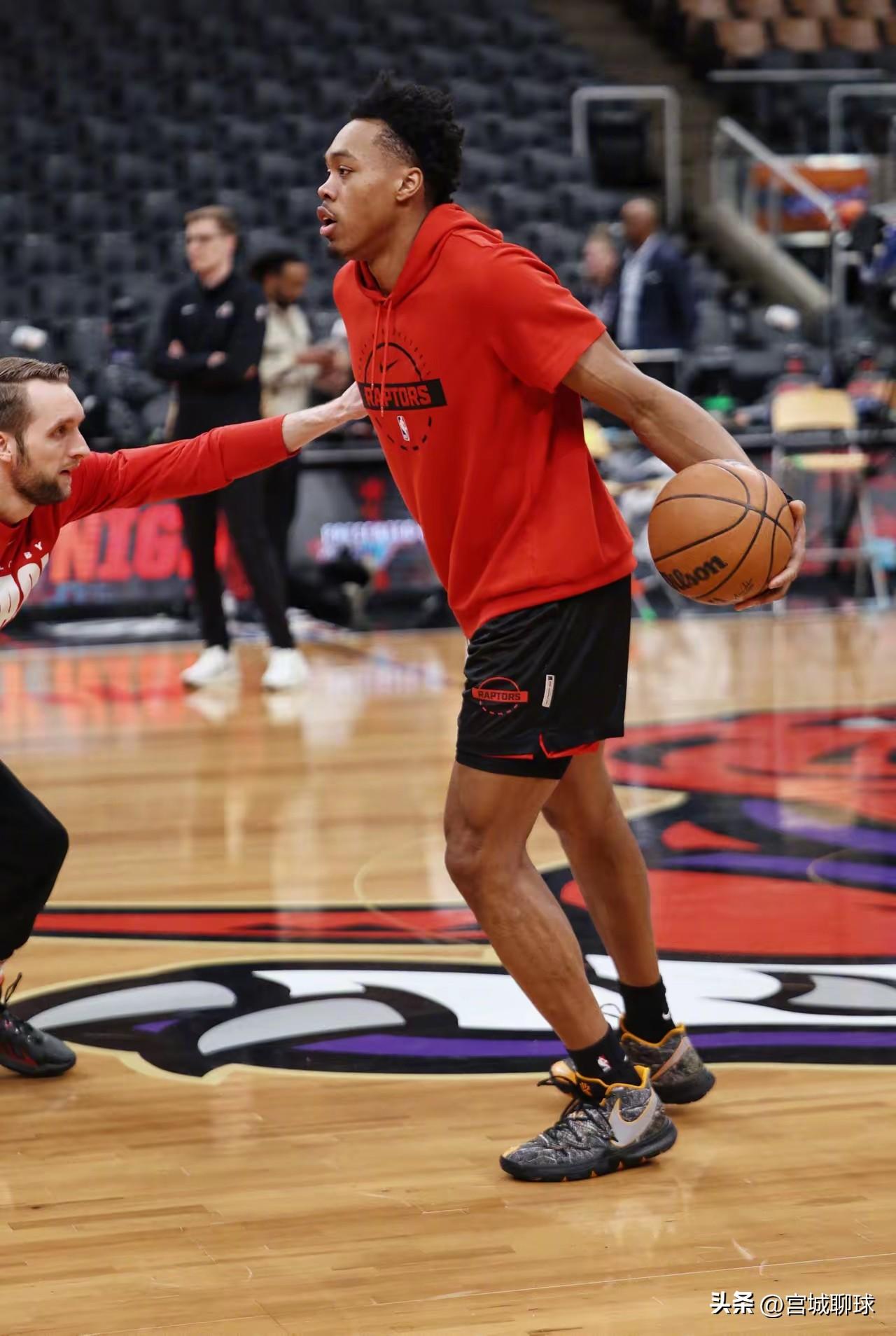 巴恩斯实力比杰伦·格林强太多，不管是身体素质还是带队能力。