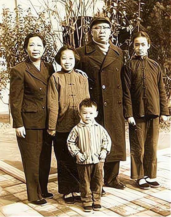 20 世纪 80 年代，一张罗荣桓元帅一家人的合影珍贵无比，照片中的罗帅面容透着