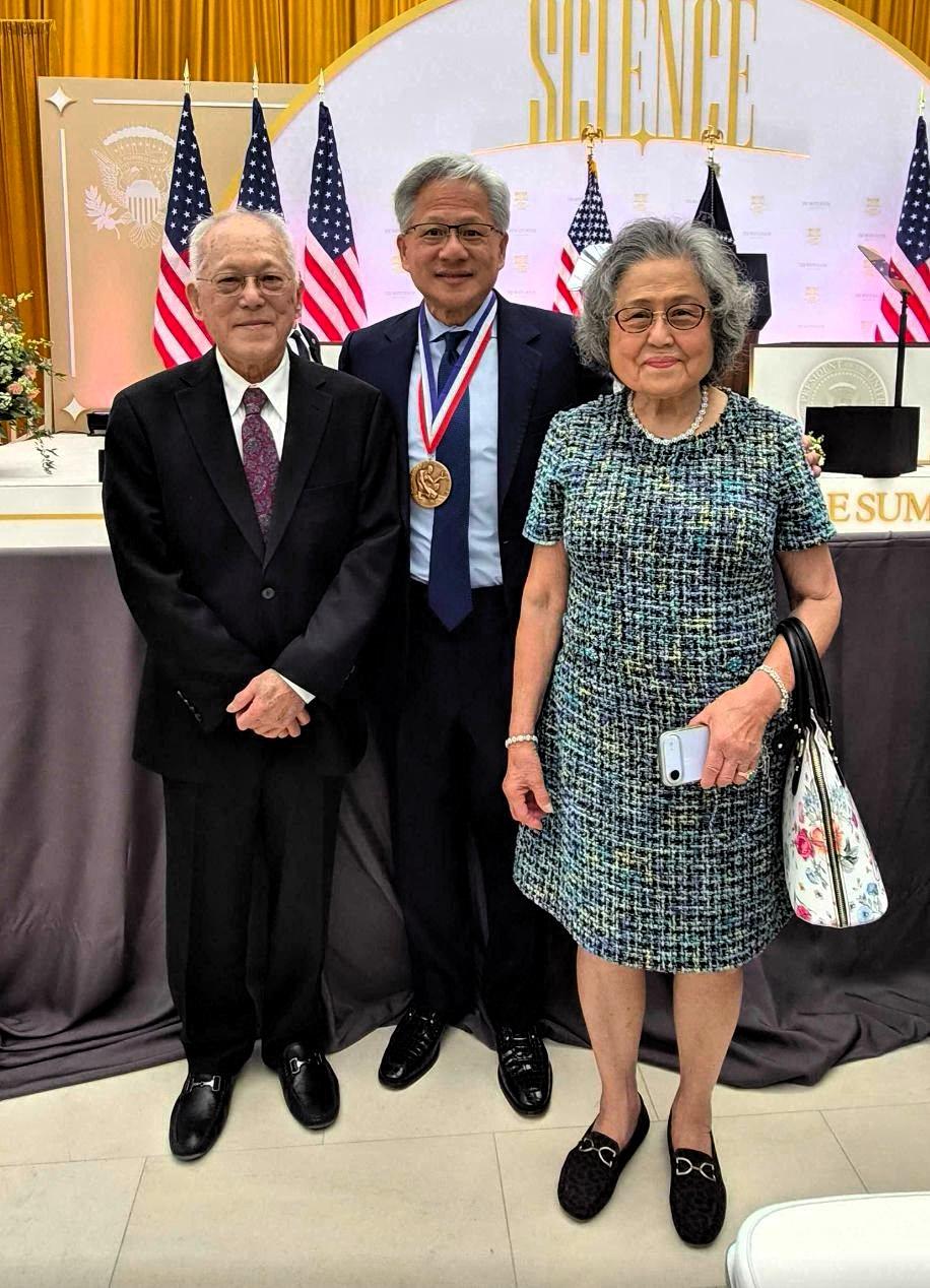 这下黄仁勋真的光宗耀祖了！
美国国家科学奖章最新获奖名单正式公布！
黄仁勋成功上