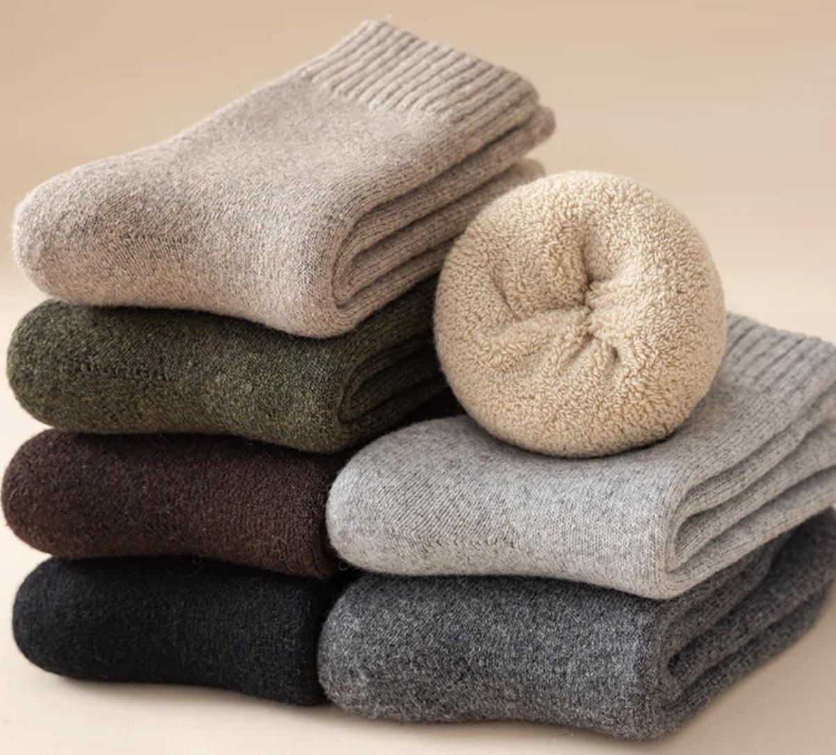 大家冬天睡觉，有穿袜子的习惯吗？看过一个视频，医生说穿袜子睡觉，有助于健康。他也