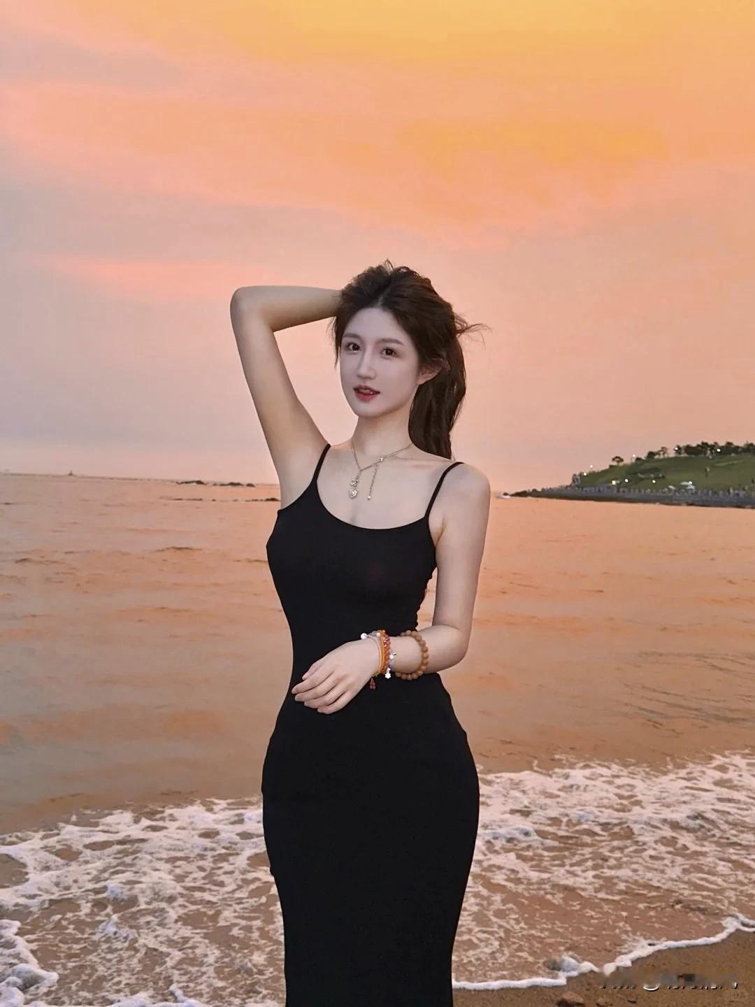 海边拍照，千万不要只会比“剪刀手”了！学会这个简单动作，轻松拍出大片感👇

今