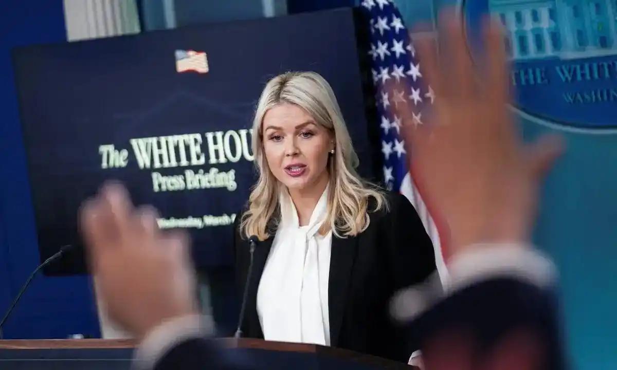 在谈到特朗普要求伊朗无条件投降时，白宫发言人卡罗琳·莱维特说只要特朗普认定伊朗投