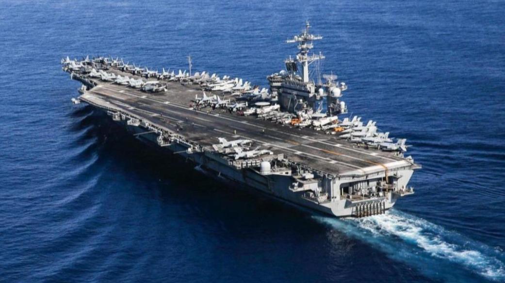 “林肯” 号航母甲板被炸穿，冒着黑烟狼狈逃窜，这绝对是美军自二战以来遭受的最大耻