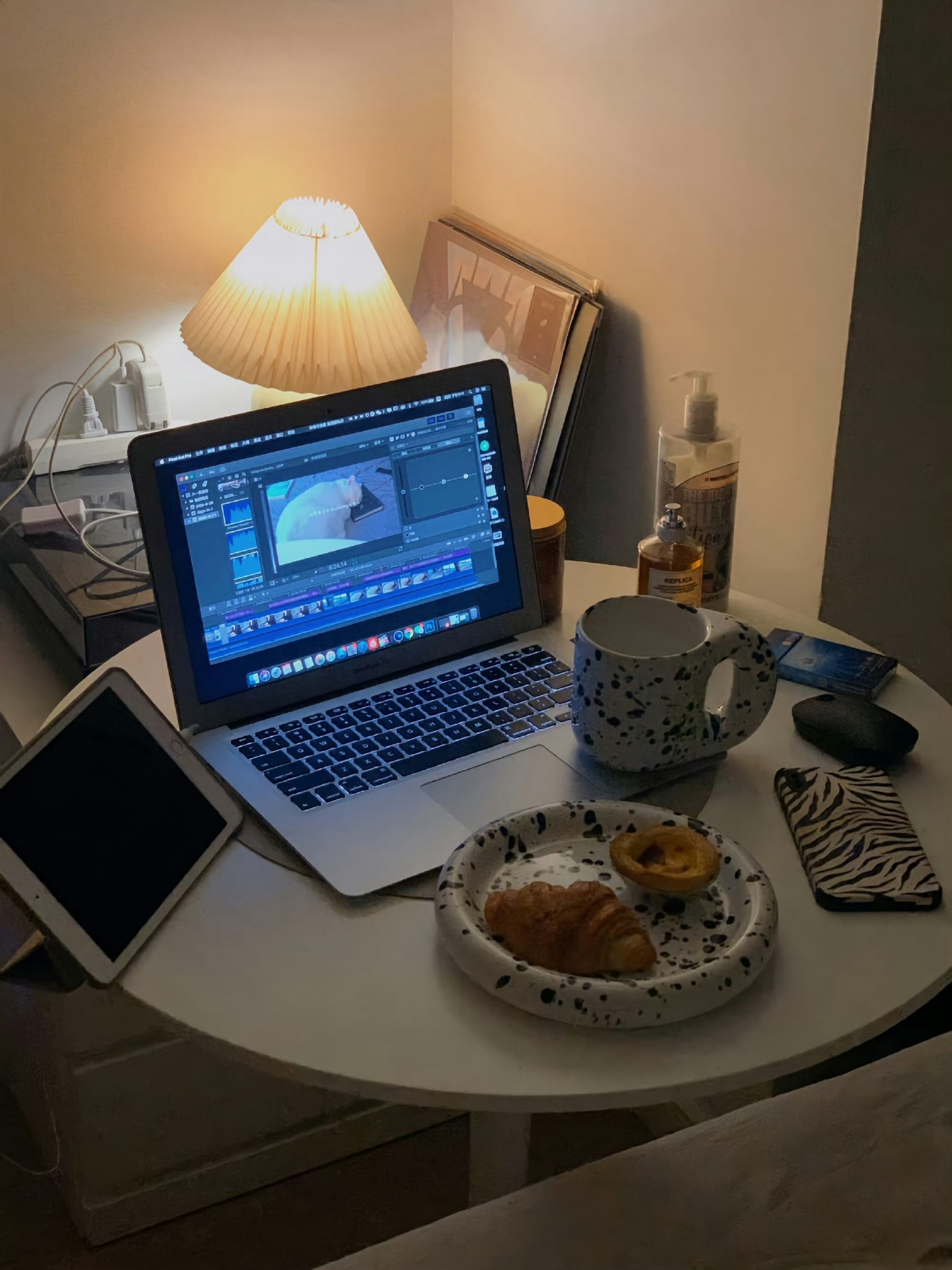 老规矩，睡前一更。明日甲辰  丙寅  庚申，月破大耗，筚路蓝缕。开始看到这个日课