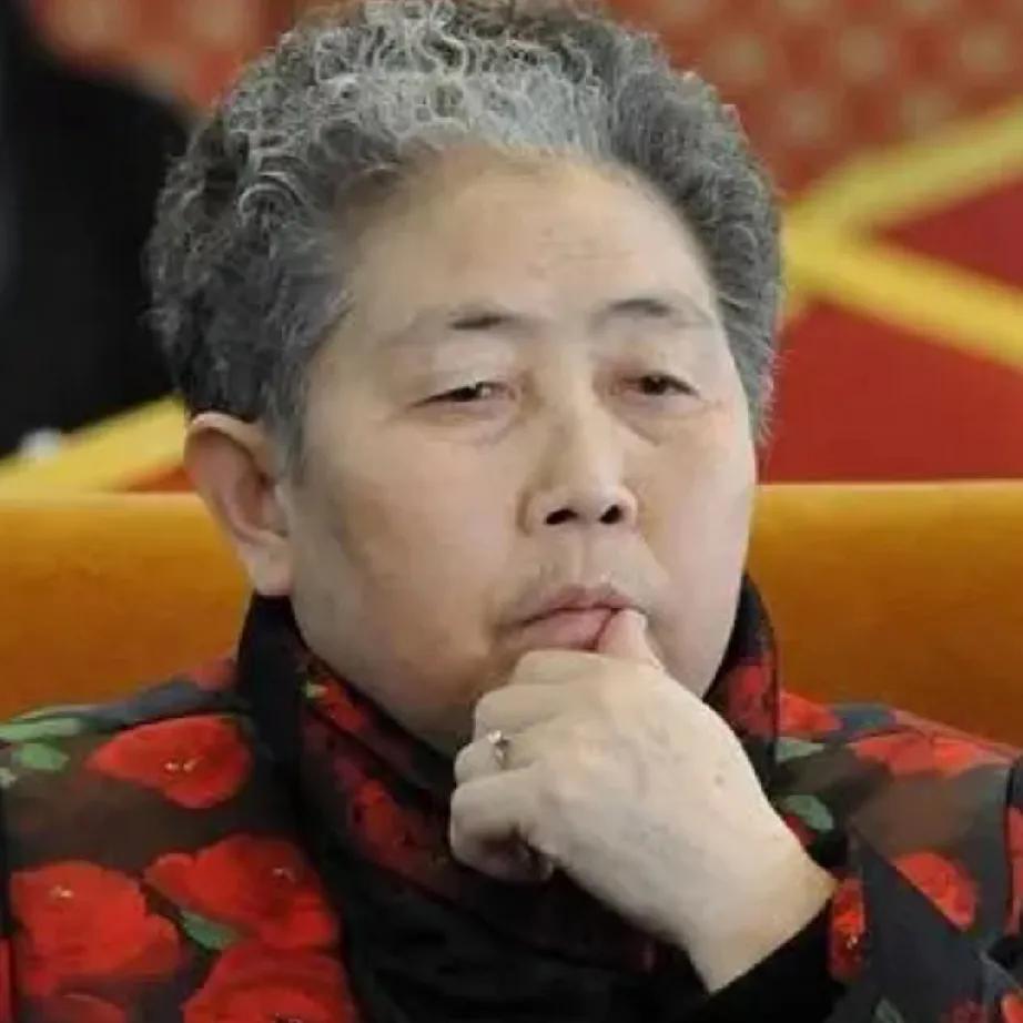 我敢打包票，
现在全网最讨厌的人就是陶华碧，
不是因为她的老干妈一年赚了54亿，