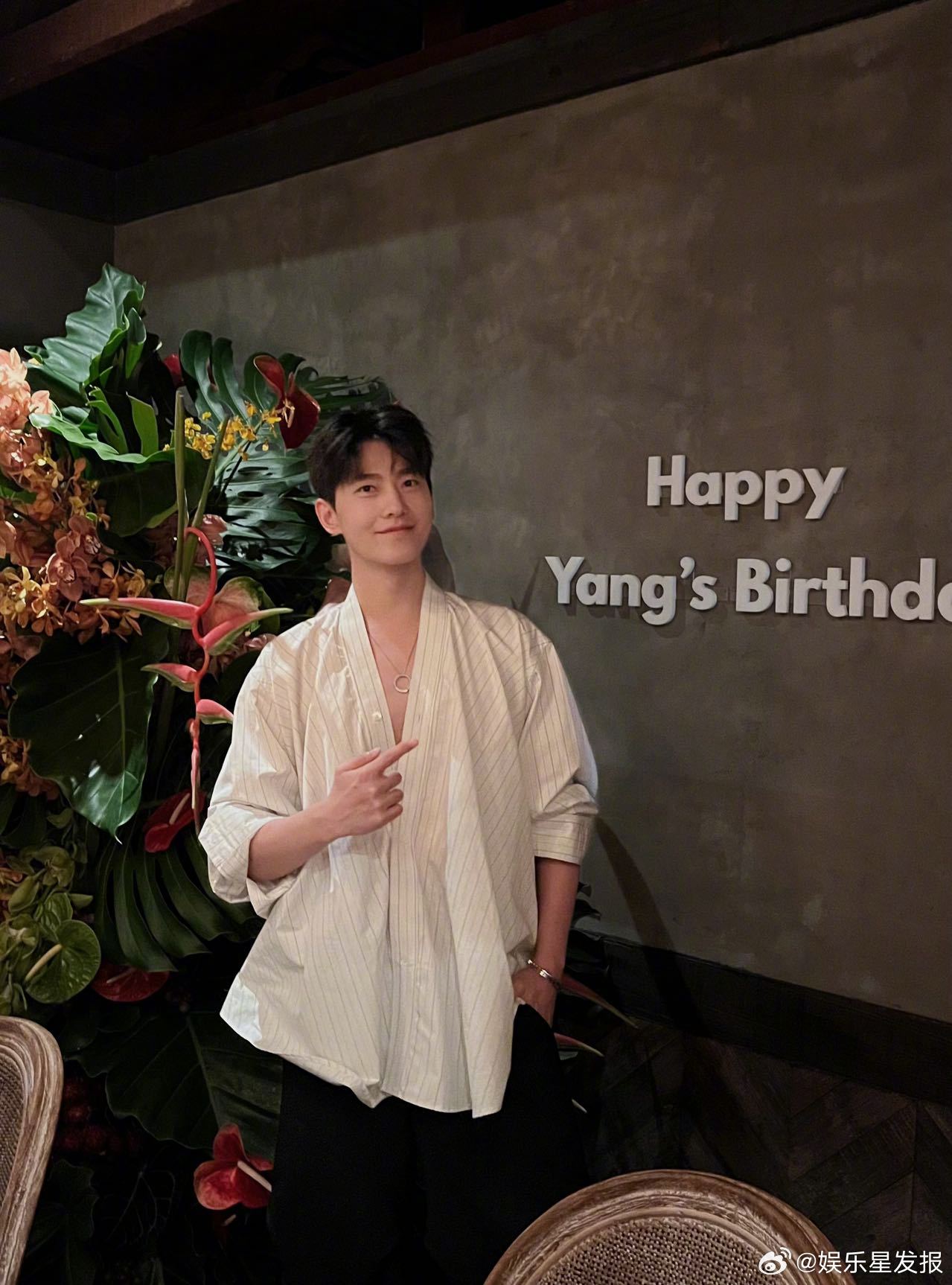 一说拍照杨洋洗了把脸就来了 我说真不把我们当外人！今天生日不仅从早到晚图频不停，