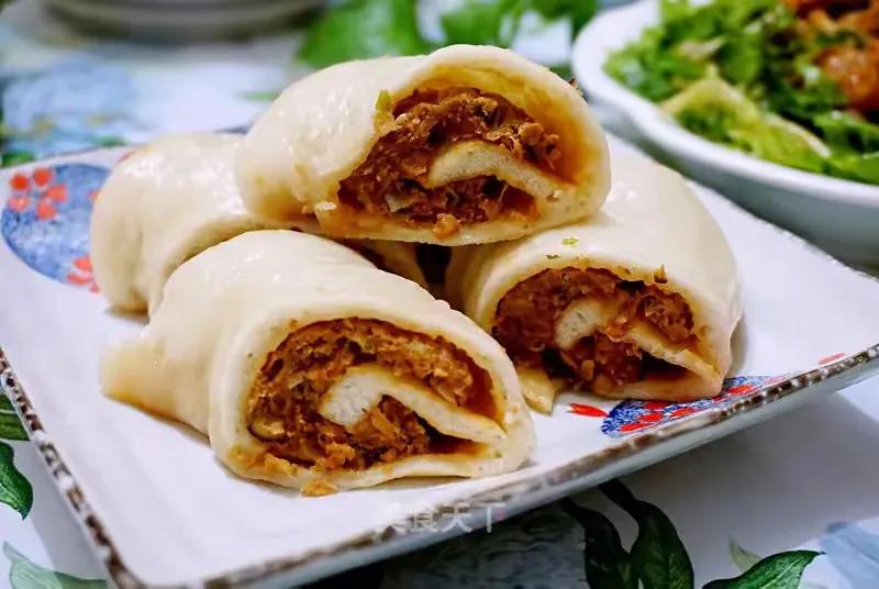 在北方有一种面食，他的名字叫菜蟒。


作为北方人来说，这种饭我还是在手机上看的