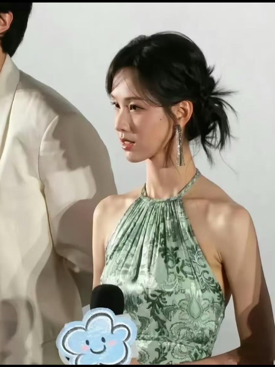 陈都灵真的好瘦呀，但是为什么这么瘦脸部都不凹陷呢？真的好羡慕啊[哇] 