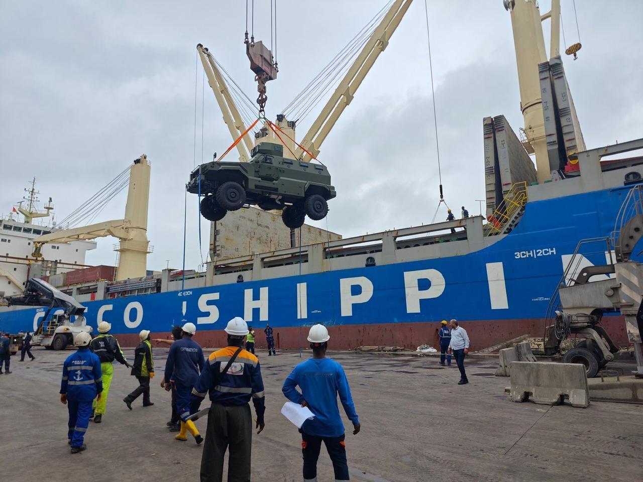 中国北方工业向马里交付的首批36辆CS/VP14防地雷反伏击车在几内亚港卸货，准