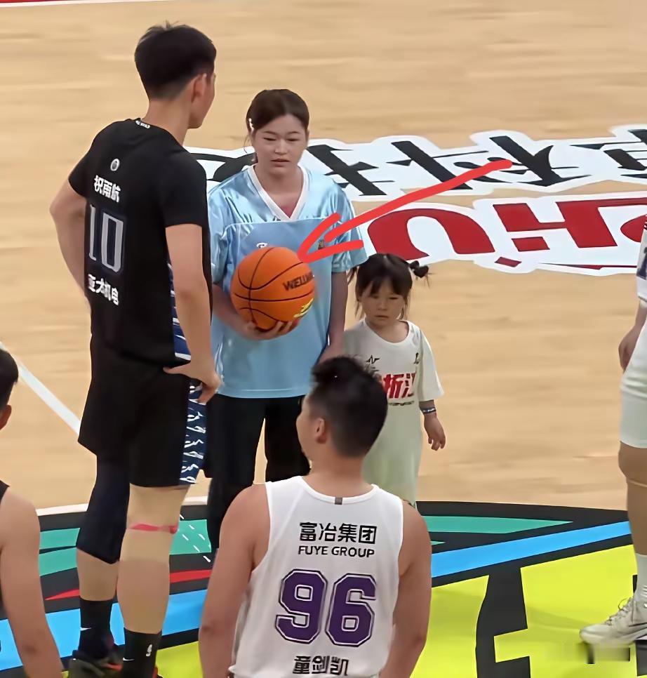 一觉醒来，发现昨天晚上全红婵作为特邀嘉宾为浙BA开球，一时间让浙BA火爆起来。