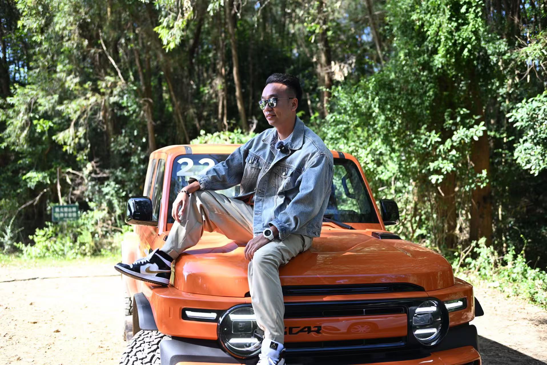 才突然发现，家里的车，都是圆灯的