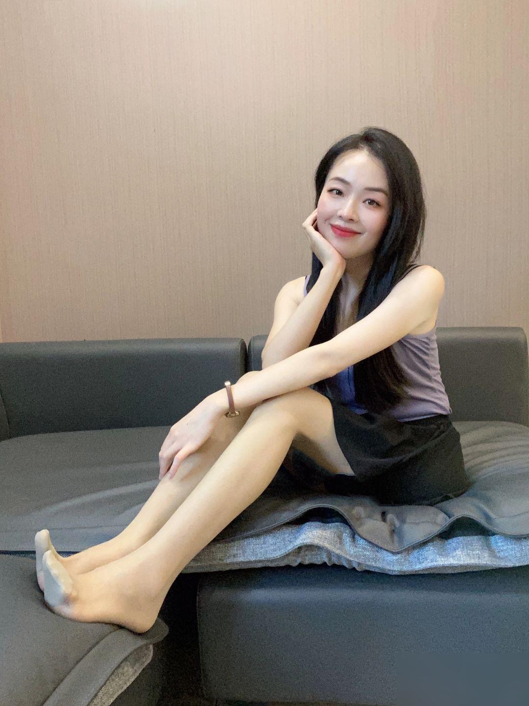 今天是请喝酒的漂亮姐姐~

喜欢微醺，但不喜欢宿醉~

跟几个酒鬼姐妹出去857