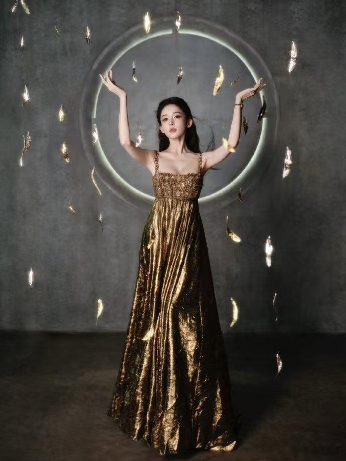 娜扎下车美到我词穷了 谁被娜扎的下车镜头美晕！微博之夜一袭贵气鎏金裙亮相，下车时