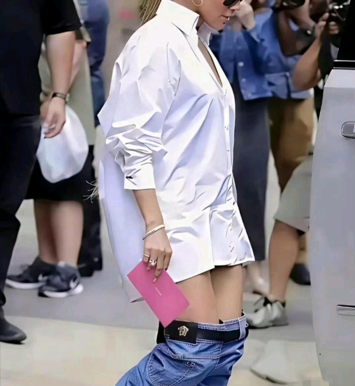 这是穿的个啥？仔细一看，原来是双靴子 