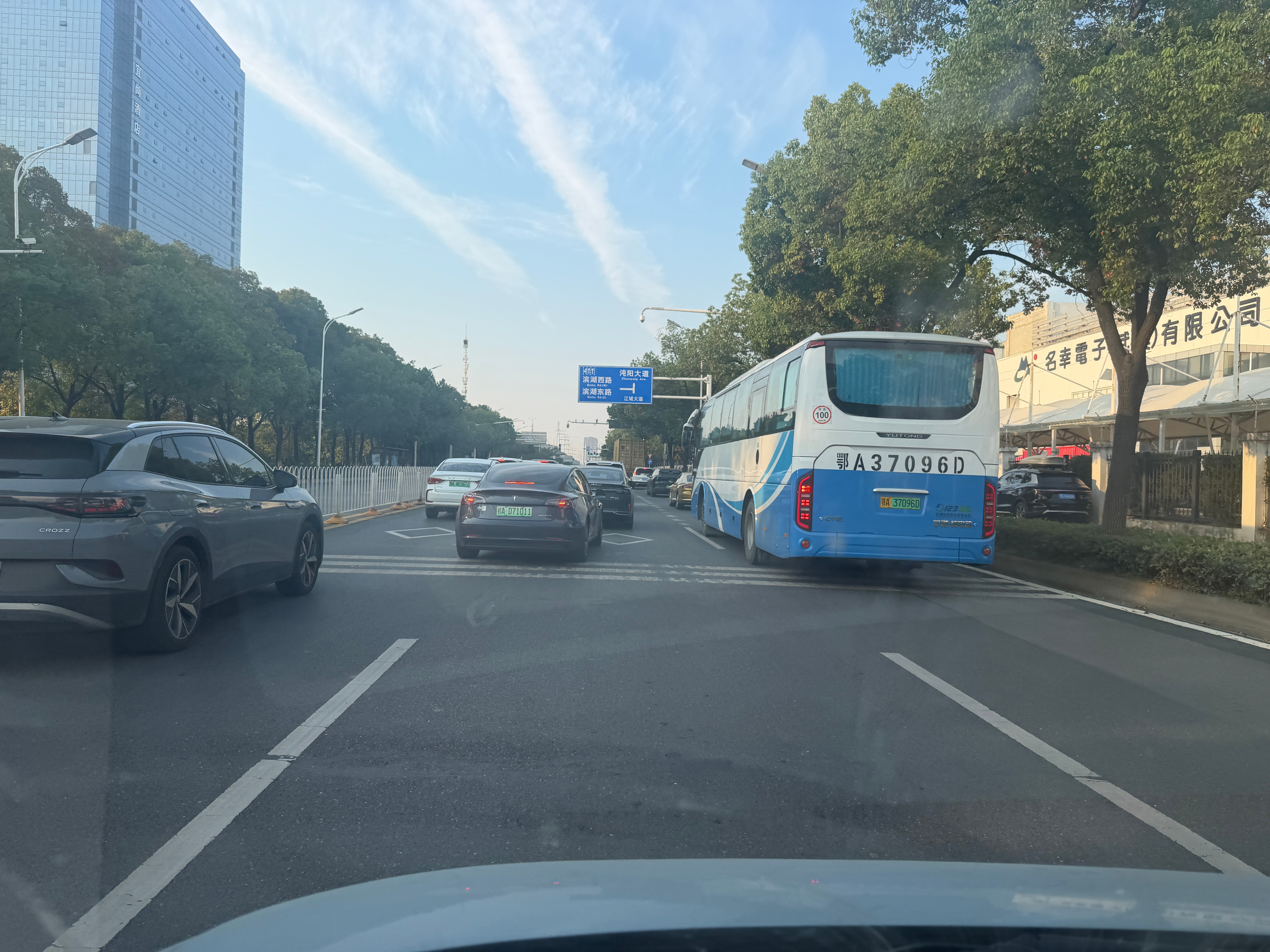 早起的清晨送完小胡同学上学，转身奔赴上班。元气满满的一天  ​​​