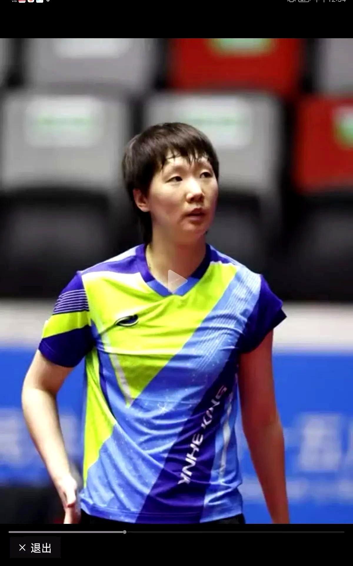 王曼昱把早田希娜打回更衣室了。

只用了四局。

3月的狮城又闷又潮，她却像在球