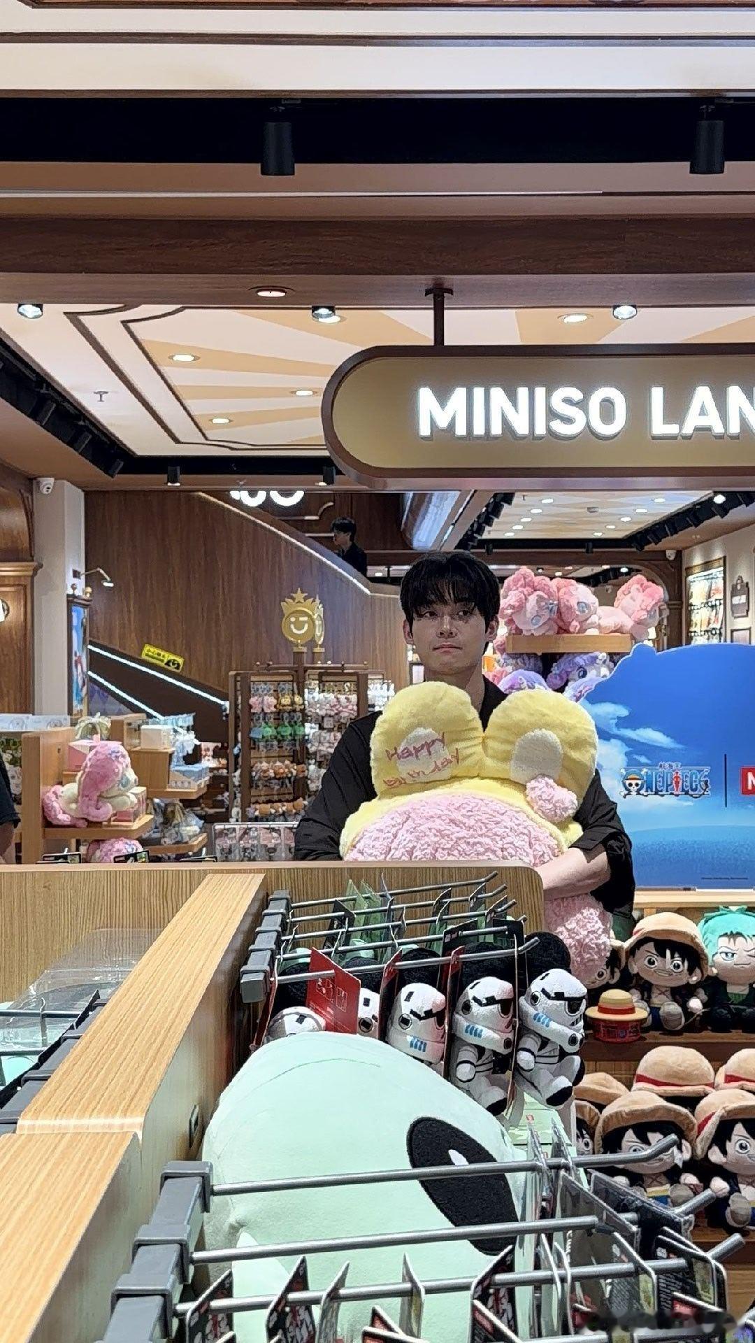金允植现身上海 MINISO偶遇可爱名场面来袭✨金允植和YOYO兔子玩偶的互动太