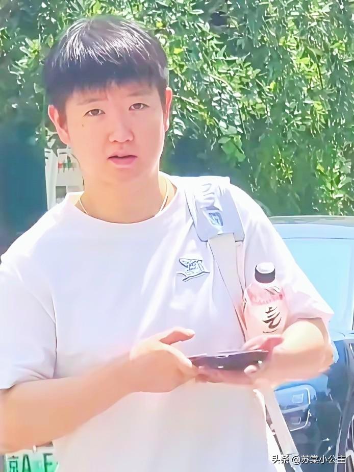 8月10日 球迷终于蹲到了训练归来的莎莎！

莎莎不打比赛，
还是坚持训练，
美
